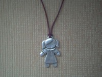 Collar con una niña.